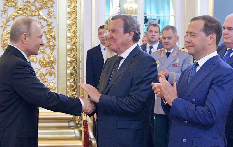 O bancă germană refuză plățile făcute de Rusia fostului cancelar Gerhard Schröder