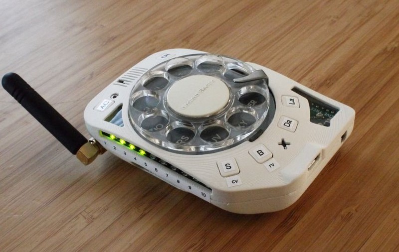 Concurenţă pentru telefoanele "deştepte": o ingineră din SUA a inventat telefonul "prostănac"