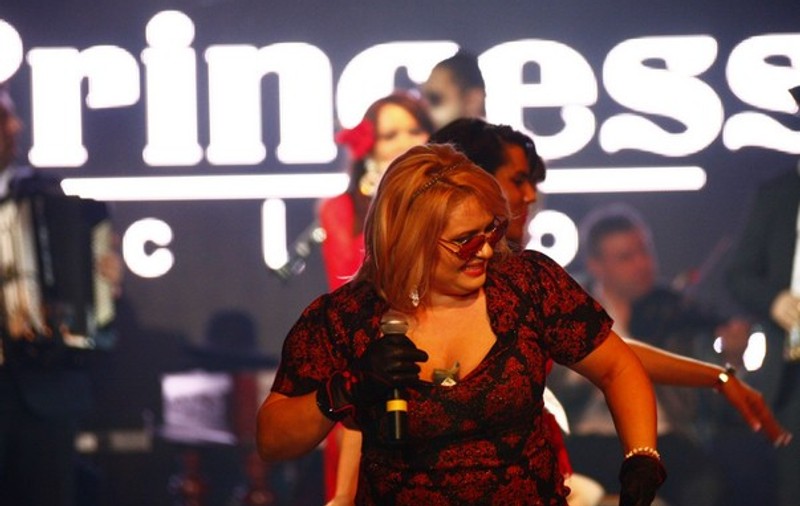 Irina Loghin și Taraful din Clejani au încins clubul în noaptea de Revelion