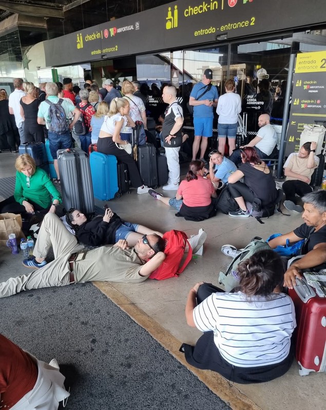 Român blocat de pana de curent pe aeroportul din Lisabona: „Nu mai stă nimeni cu nasul în telefon!”