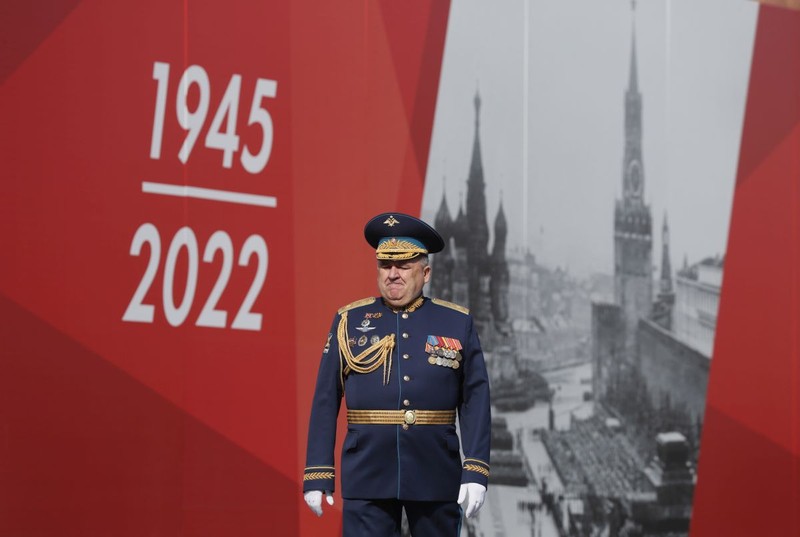 Ofițer rus, în fața unui panou cu mesajul „1945/2022”, în timpul repetițiilor pentru Ziua Victoriei | Foto: EPA