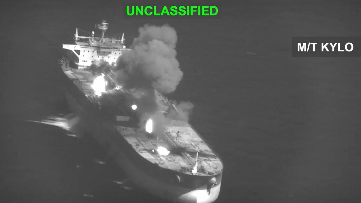 Petrolier iranian, lovit de armata SUA. Fotografie declasificată și difuzată de CENTCOM Foto: Profimedia
