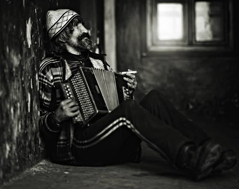 REPORTAJ/Povestea lui Juju, filosoful homeless din Anina: "Eu sunt fericit. Ştii cum a murit Tolstoi? Sărac. Şi în frig“|FOTO