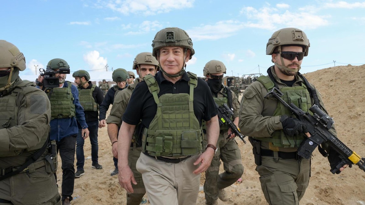 Benjamin Netanyahu, în prim-plan, în cursul unei vizite în Gaza Foto: Hepta