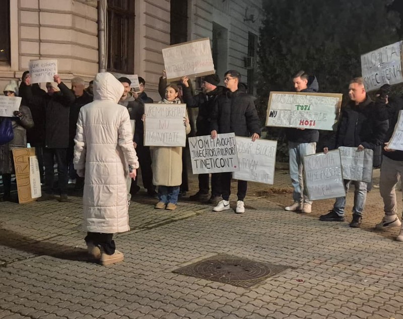 Marș pentru justiție în București: „Ați îngropat dosare / vă vrem la închisoare”/ Băsescu: MCV-ul ar putea fi reactivat