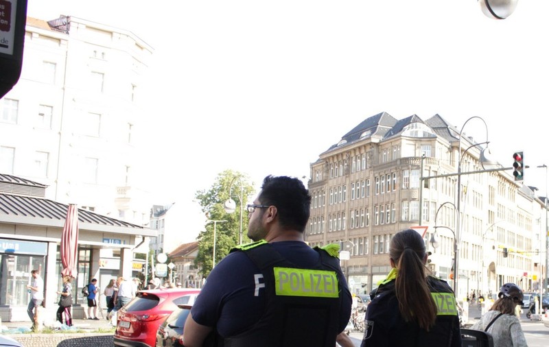 Polițiștii din Berlin, rugați să doneze haine pentru suspecții pe care îi arestează. Care este motivul