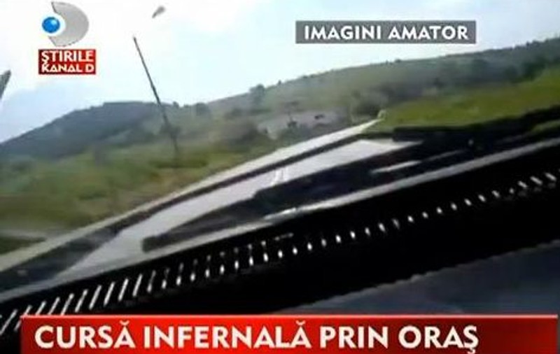 Uite cum depăşeşte UN NEBUN cu o Dacie 1310 Mercedes-uri şi BMW-uri! | VIDEO INCREDIBIL