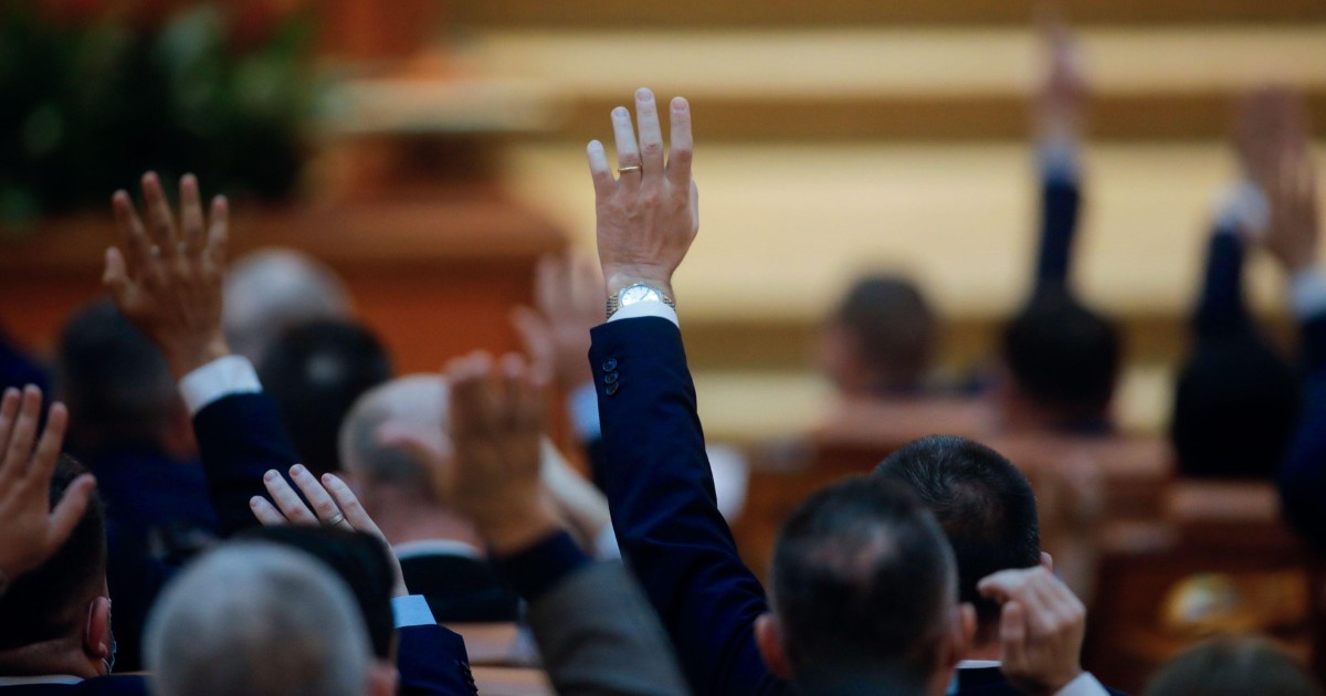 Mai mulți parlamentari care votează un proiect de lege în Parlamentul României