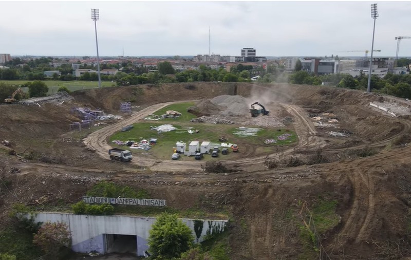 Stadionul „Dan Păltinișanu” din Timișoara, pe gazonul căruia au jucat Real Madrid, Juventus Torino și Atletico Madrid și unde a cântat Lepa Brena, a fost 90% demolat
