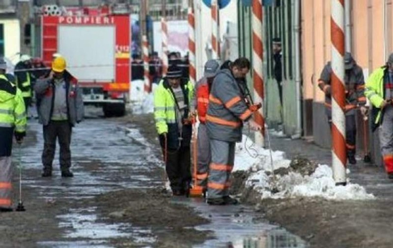 Scurgeri de gaze într-un bloc din Ocna Sibiului. Mai mulţi locatari, printre care şi copii, duşi la spital