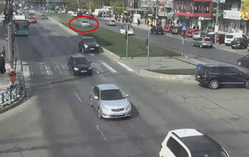 O mașină a zburat peste un scuar din Galați. Cascadoria vitezomanului a fost filmată / VIDEO