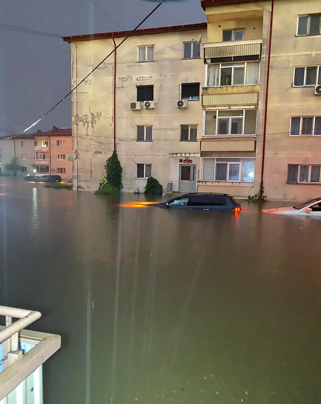 Urmările ploilor puternice de pe litoral. La Mangalia au căzut 200 l/mp. Maşini luate de apă, inundaţii în mai multe staţiuni: dezastru la Venus şi Vama Veche | FOTO