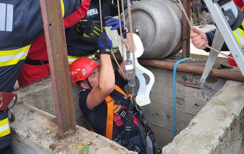 Copilul blocat într-o fântână adâncă de 19 metri la Mireasa, județul Constanța, a fost salvat împreună cu cei doi adulți