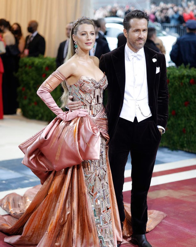 Ținute spectaculoase la Met Gala 2022. O celebră actriță s-a dezbrăcat pe covorul roșu și a apărut cu sânii la vedere