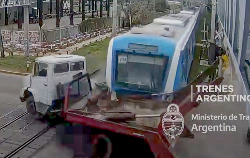 Momentul în care un tren lovește în plin o camionetă și o despică în două, în Argentina