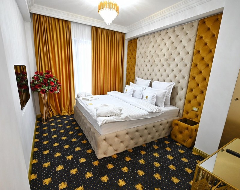 Imagini cu vila lui Florin Salam transformată în hotel. Doar liftul a costat câteva zeci de mii de euro