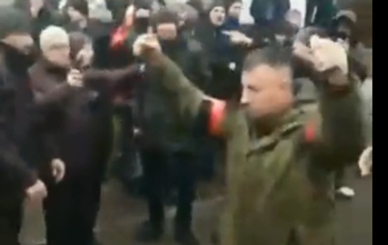 VIDEO | Negocieri cu grenadele în mână. De teamă să nu fie linșat, un soldat rus i-a amenințat pe locuitorii din Konotop