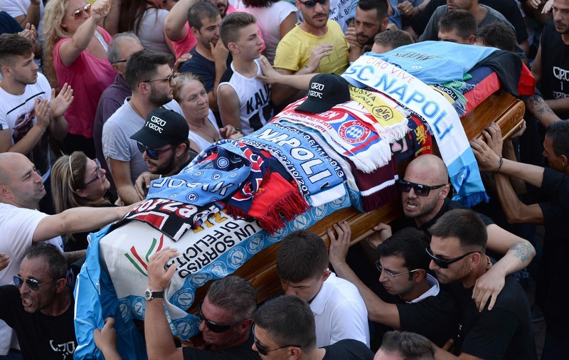 VIDEO / RĂZBOI la Napoli. L-au aşteptat în gară şi l-au ÎNJUNGHIAT!