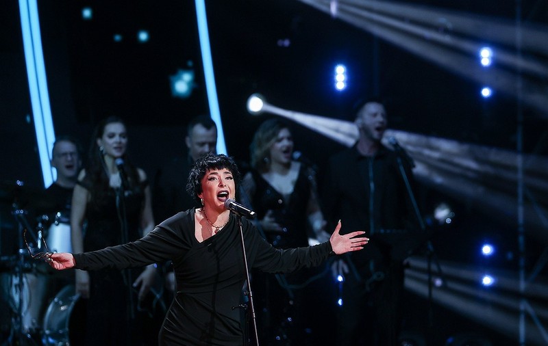 Lolita Miliavskaia pe scenă în timpul unui concert.