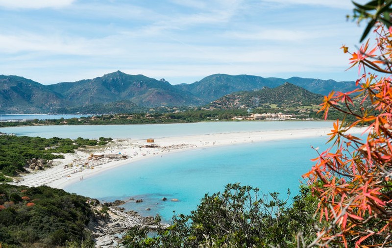 Turiști din Sardinia, amendați cu 3.000 de euro după ce au furat nisipul de pe plajă