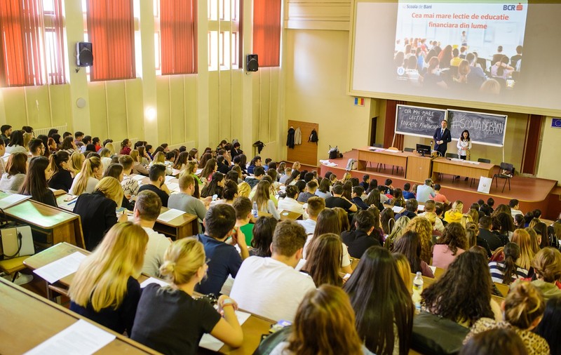 Un milion de români educați financiar de BCR