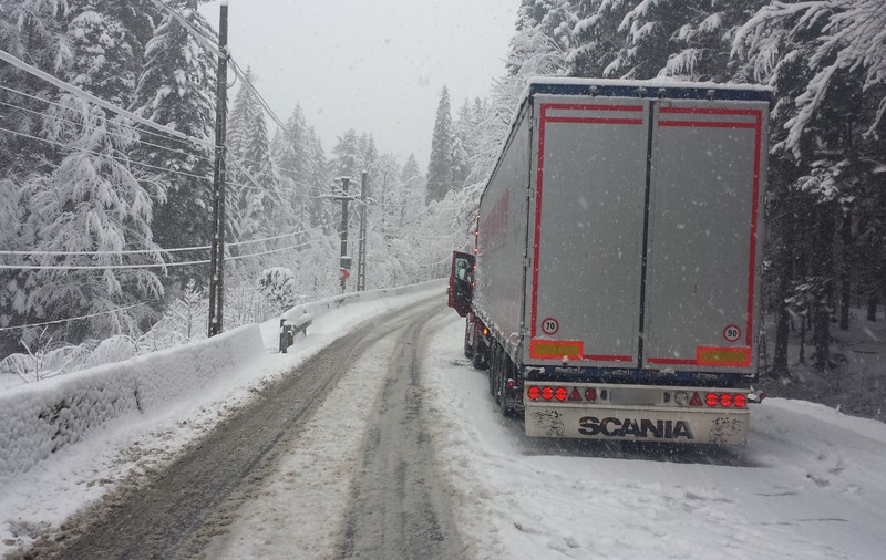 ATENŢIE ŞOFERI! Se circulă ÎN CONDIŢII DE IARNĂ pe Valea Prahovei | FOTO