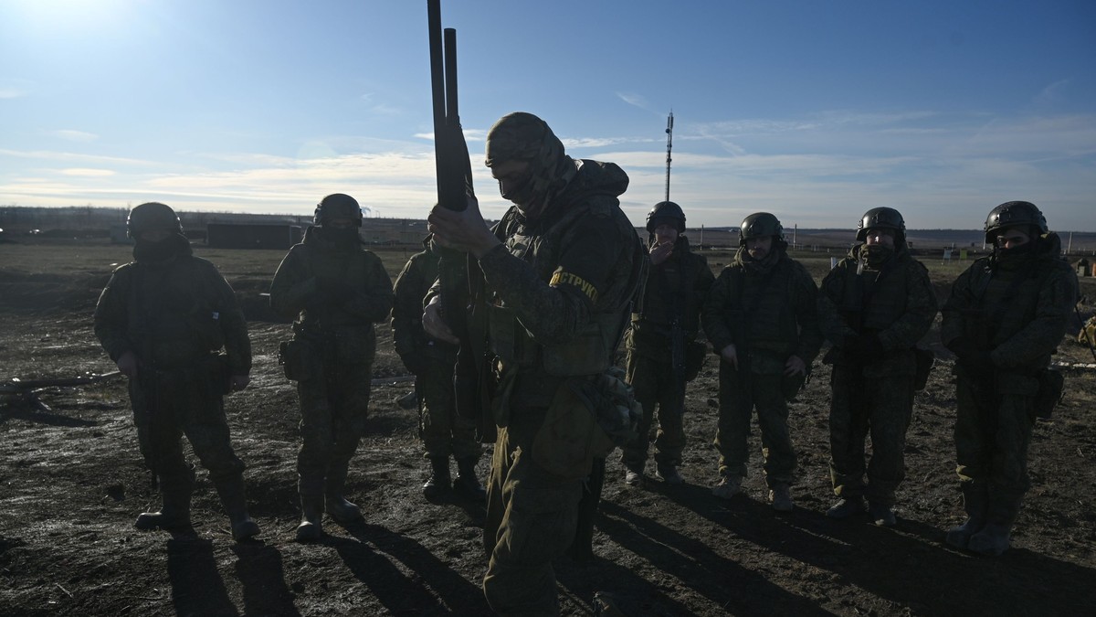Militari ruși surprinși în timp ce ascultă un instructor militar în timpul unui antrenament