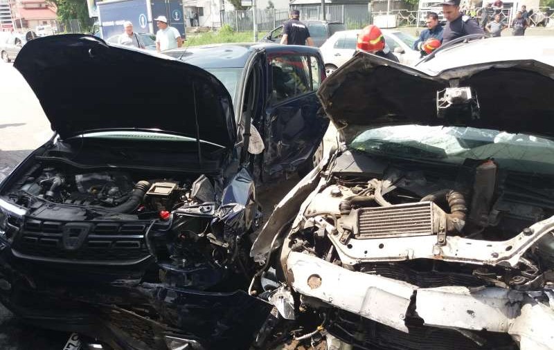 Accident grav în Bacău. Şase persoane au fost rănite. Şoferul unuia dintre autoturisme a rămas încarcerat
