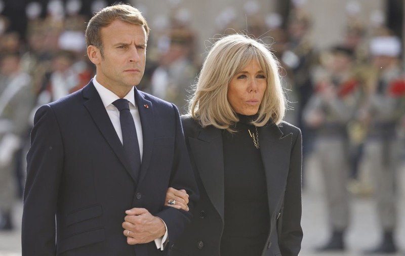 Soția lui Emmanuel Macron îi dă în judecată pe cei care au răspândit zvonurile că s-ar fi născut bărbat