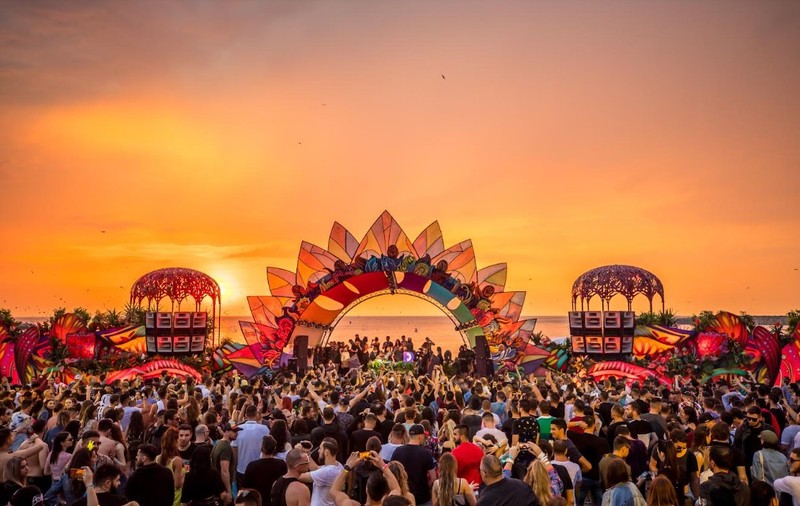 Line-up-ul complet pentru scenele Daydreaming și Oasis, la Neversea
