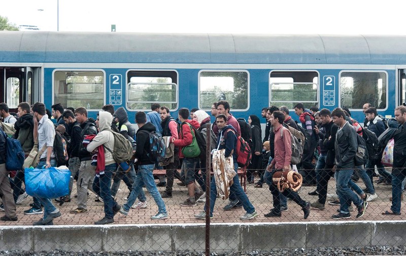 Peste jumătate dintre români cred că România nu ar trebui să primească refugiaţi