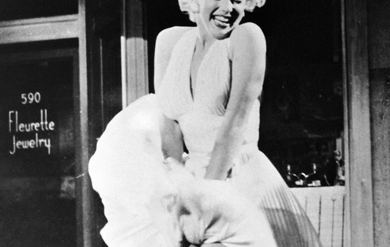 Celebra rochie albă a lui Marilyn Monroe a fost vândută la un preţ incredibil. Află cât s-a plătit pe ea!