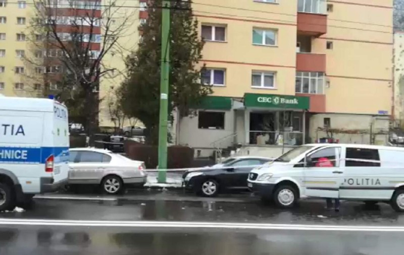 Cum au acționat hoții care au aruncat în aer bancomatul din Brașov. Au acoperit cu vopsea camerele de supraveghere de la bancă, dar au fost văzuți pe geam de locatari!