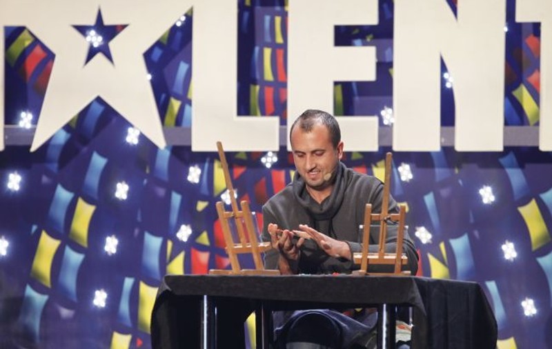 A rămas fără un picior, însă pictează pe sticlă cu o viteză fantastică cu mâinile! Jurații de la ”Românii au talent” au recunoscut:”E SPECIAL” FOTO