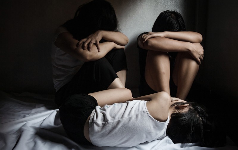 Bătuți cu cureaua, siliți să poarte urzici în lenjerie și violați. Coșmarul a trei copii lăsați în grija unei asistente maternale. O familie întreagă, arestată