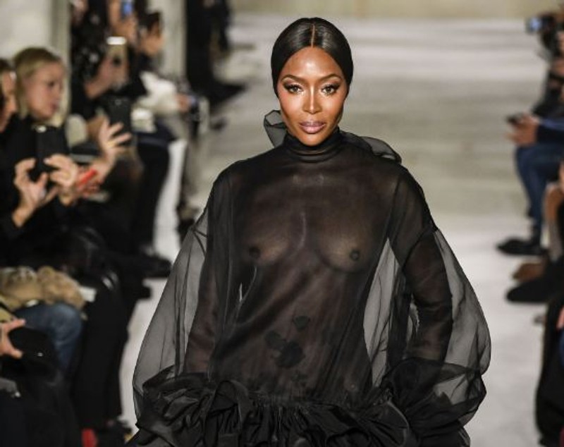 Naomi Campbell, super transparentă pe podiumul de modă la 48 de ani | FOTO