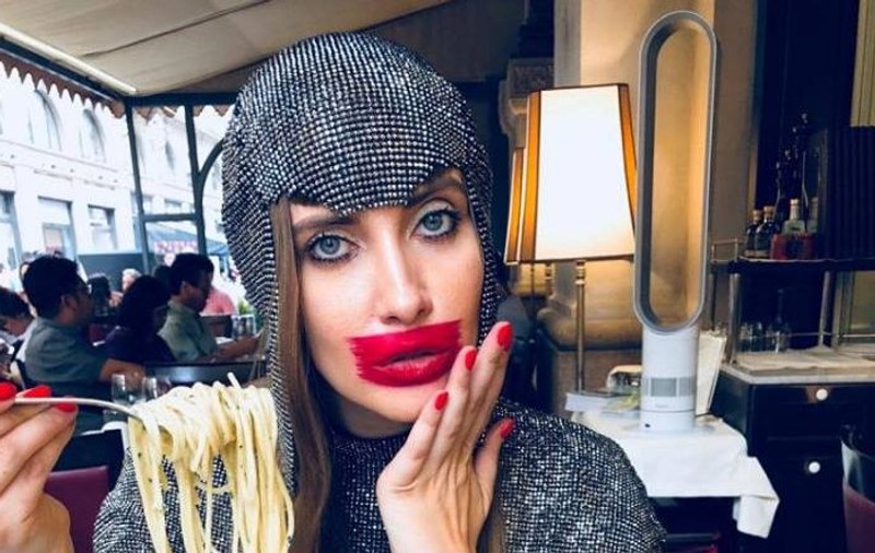 Iulia Albu a făcut-o praf. "A intrat în reparații capitale. Remarcăm bidineaua nesigură a artistului Zugra"
