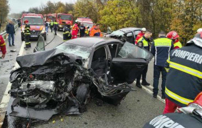 Un șofer s-a jucat pe telefon și a provocat o tragedie lângă Craiova: doi oameni au murit într-un impact frontal