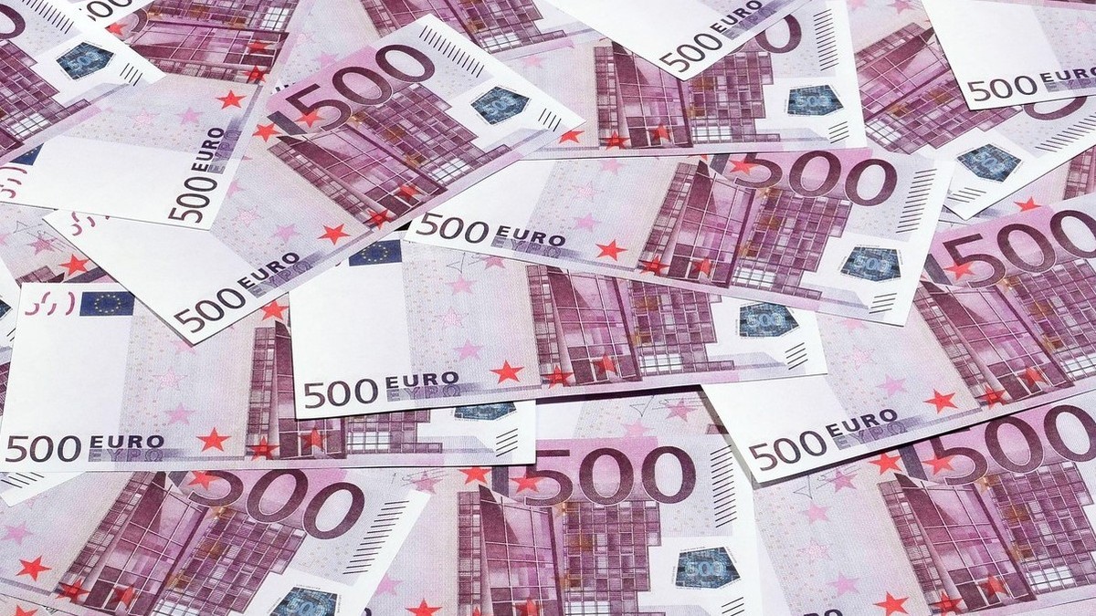 Philips România a fost amendată cu un milion de euro după ce un angajat a dezinstalat WhatsApp de pe telefonul de serviciu. Sursă foto: Profimedia