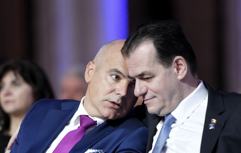 Rareș Bogdan, după fotografia controversată cu premierul: „Sunt convins că Orban nu o să-i mai lase să intre cu telefoane mobile în biroul său”