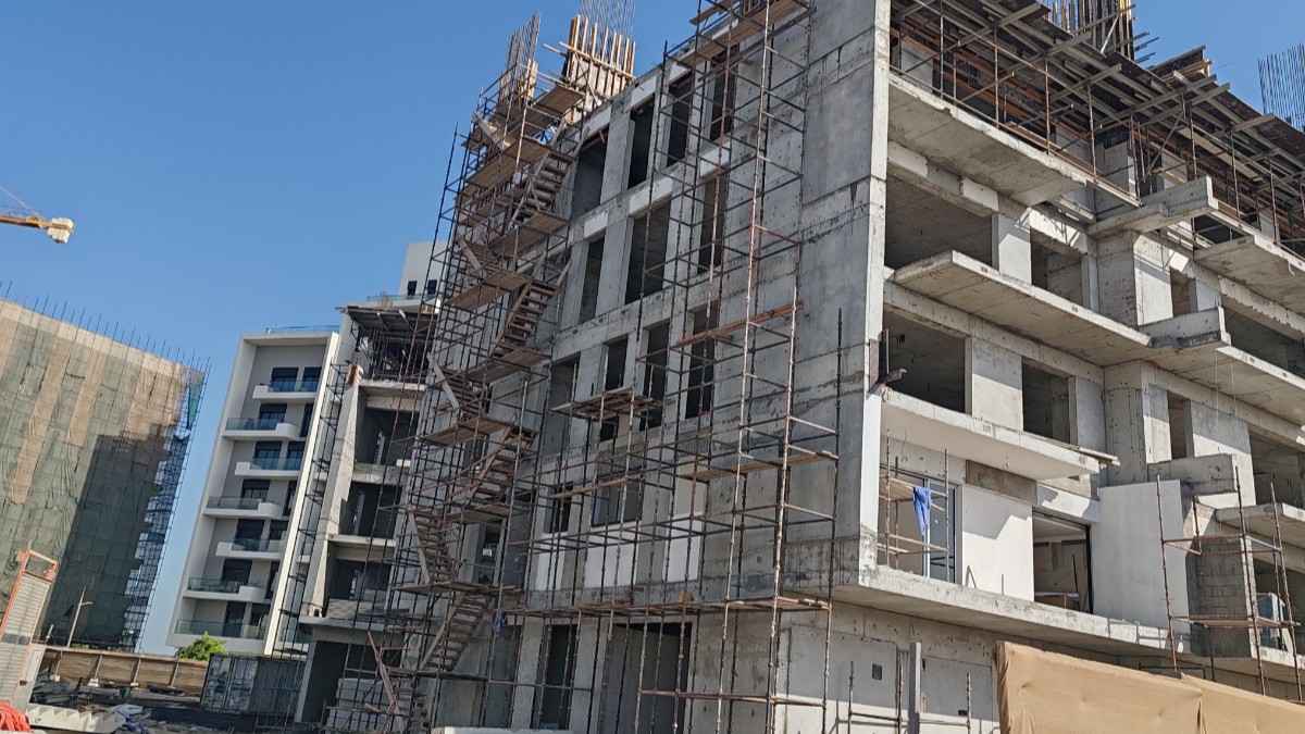 Un șantier în care sunt mai multe blocuri de cate 4 și 5 etaje în construcție