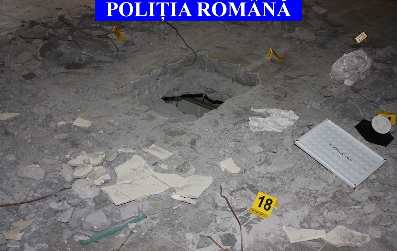 Un hoț care a spart tavanul unei bijuterii din Reșița și a furat aproape tot din seif a fost prins după cinci luni/ FOTO
