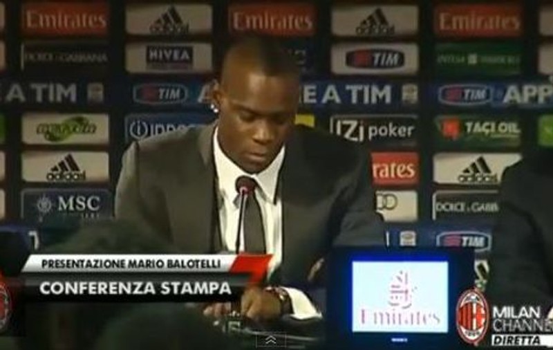 Balotelli l-a UMILIT pe un jurnalist de la The Sun | VIDEO