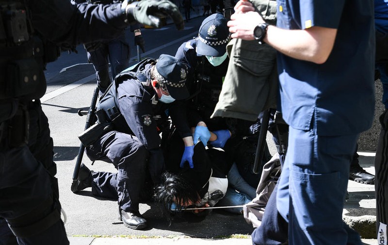 VIDEO | Zeci de manifestanți care se opun restricțiilor antiepidemice au fost arestați la Melbourne, în Australia