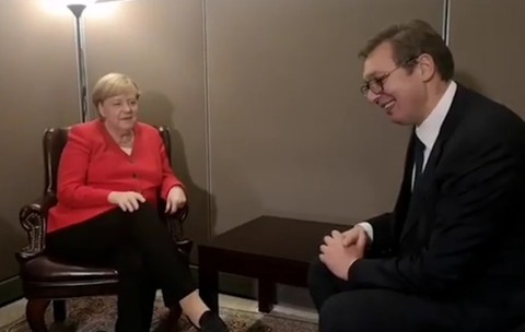 Angela Merkel și fostul președinte sârb Aleksandar Vucic. Sursă foto: Blic.