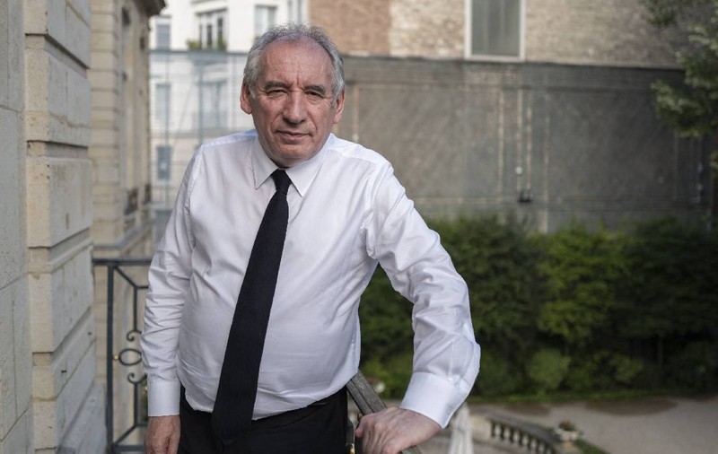 Premierul François Bayrou a devenit influencer pe YouTube și le explică francezilor de ce îi dă afară și îi lasă fără zile libere