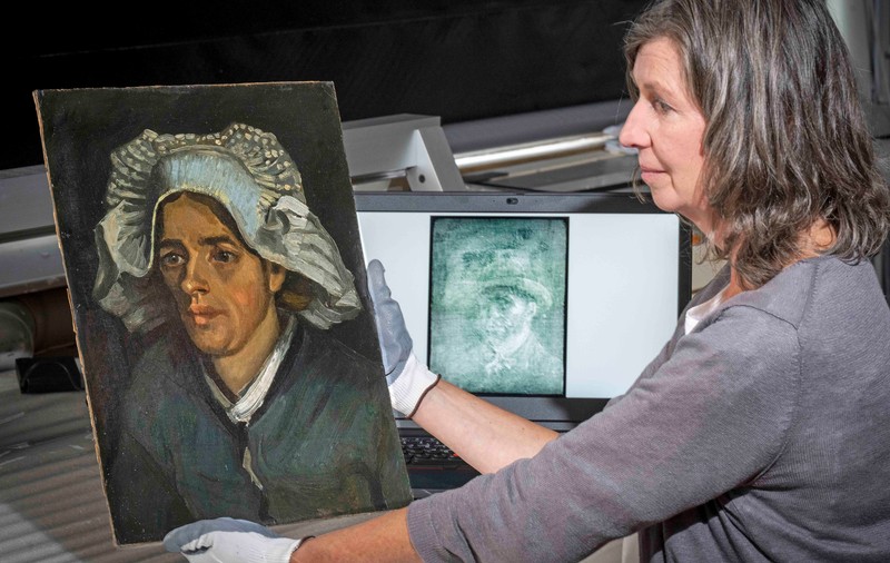 Autoportret al lui Vincent Van Gogh, descoperit în spatele unui alt tablou al pictorului, sub straturi de lipici și carton