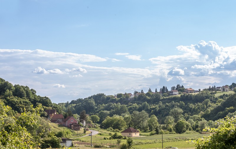 peisaj rural amplasat într-o vale largă, flancată de dealuri, Kosmaj, Serbia