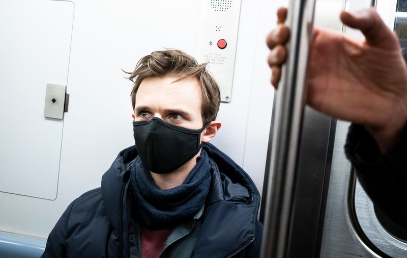 Riscă 5 ani de închisoare, după ce s-a prefăcut bolnav de coronaviroză la metrou și a speriat lumea