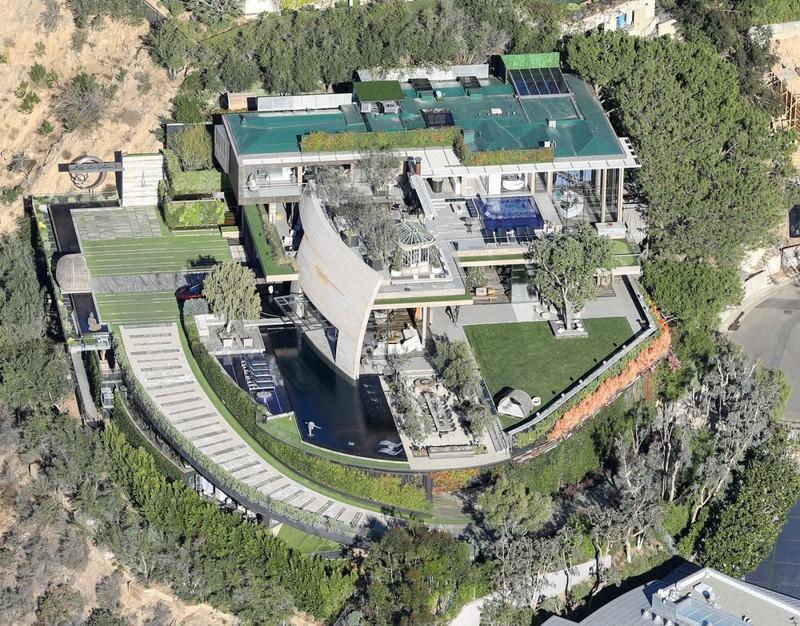 PREMIUM EXCLUSIVE Please contact X17 before any use of these exclusive photos - Tuesday, December 14, 2021 - There's a new young billionaire on the scene and his name is Austin Russell. The 26-year-old Luminar founder splashed an unbelievable $83 million on 20,000 square foot his hilltop Pacific Palisades mansion which features 6 bedrooms and 18 bathrooms. The estate is absolutely breath taking and sits on 1 acre of land. Russell boasts a net worth of $1.7 billion. Juliano/,Image: 647991173, License: Rights-managed, Restrictions: , Model Release: no, Pictured: Austin Russell
